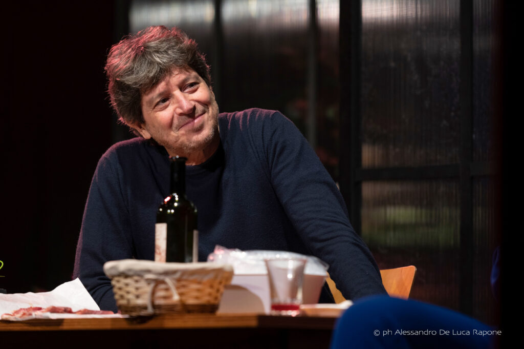 Au Théâtre avec Strongers — Le Plaisir de l’Attente (16 décembre 2025) — Galerie photo 1