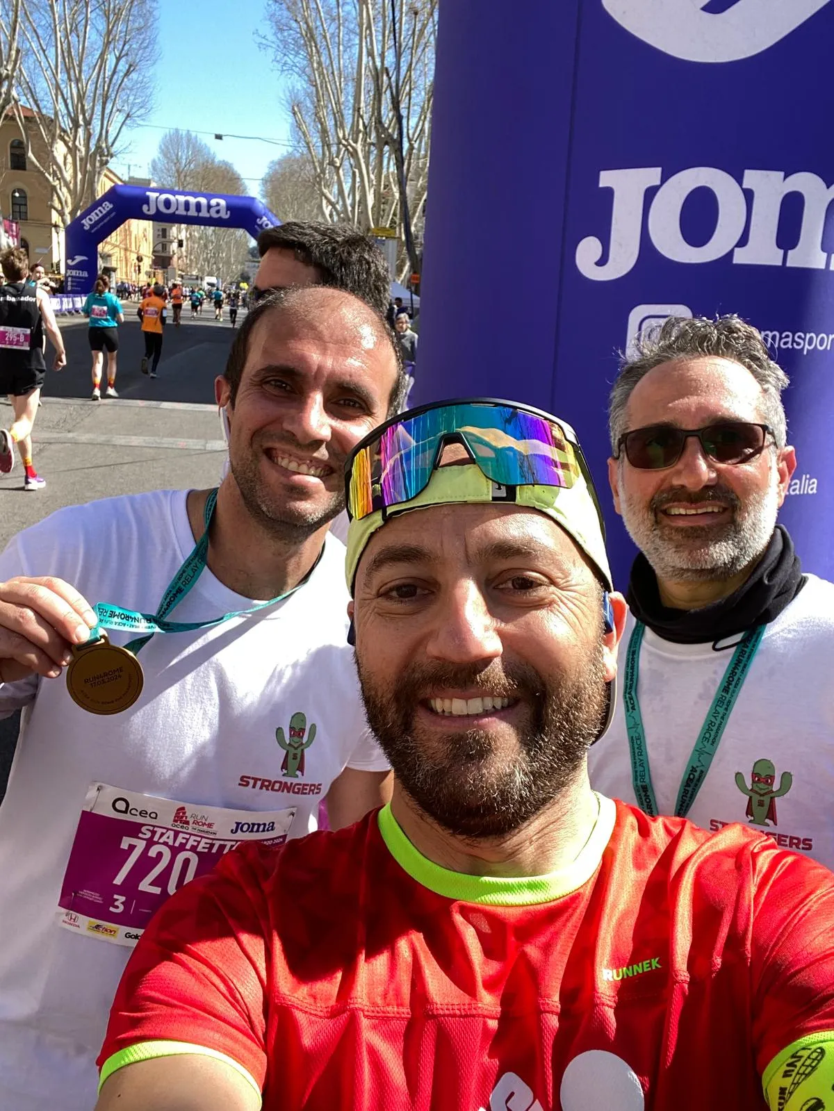 Tre staffettisti Strongers con la medaglia dopo la frazione