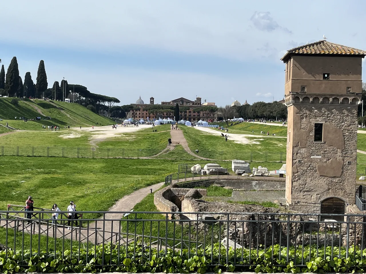 Il Circo Massimo il giorno della maratona, con gli stand delle charity