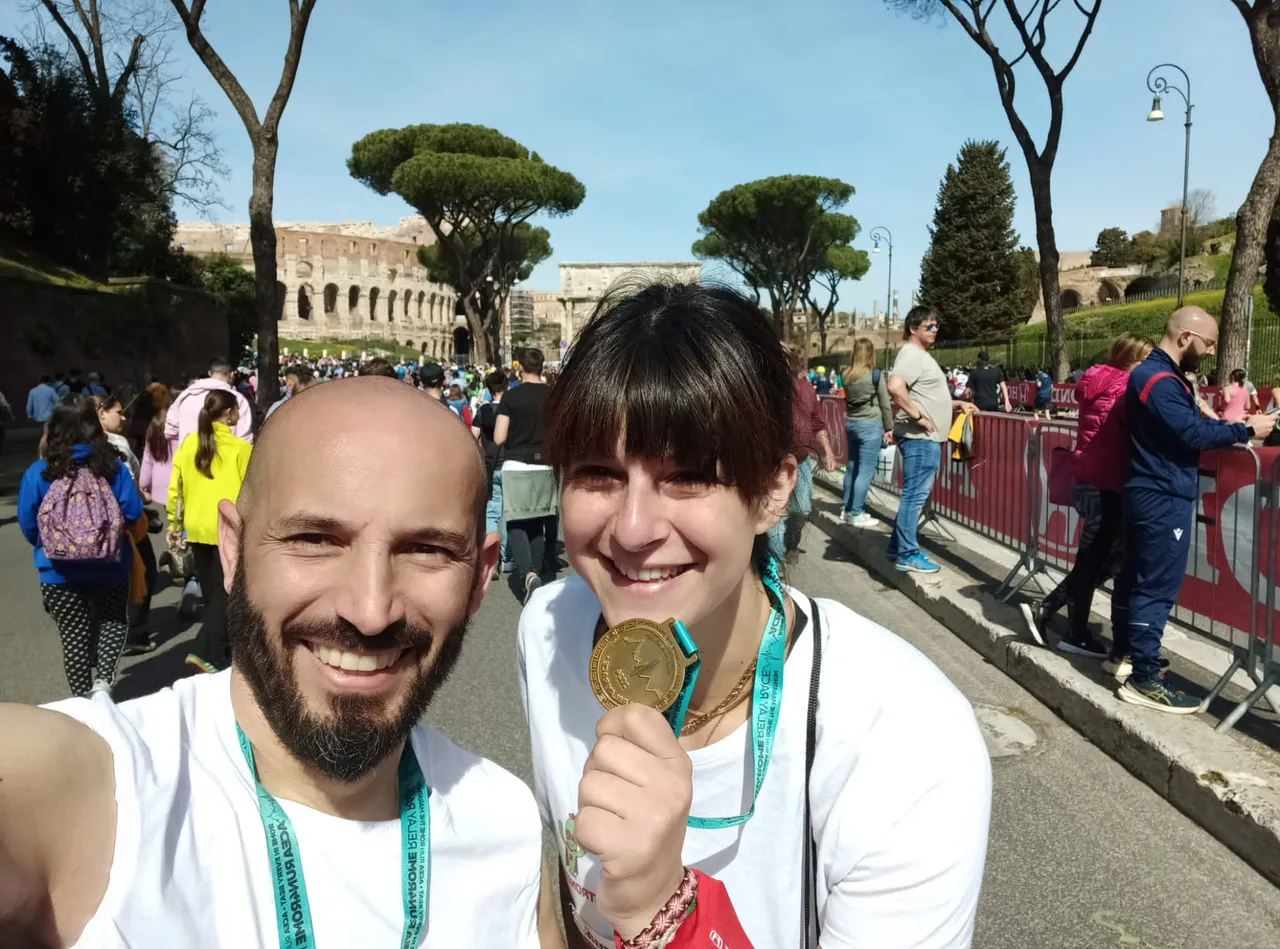Due Strongers con la medaglia davanti al Colosseo