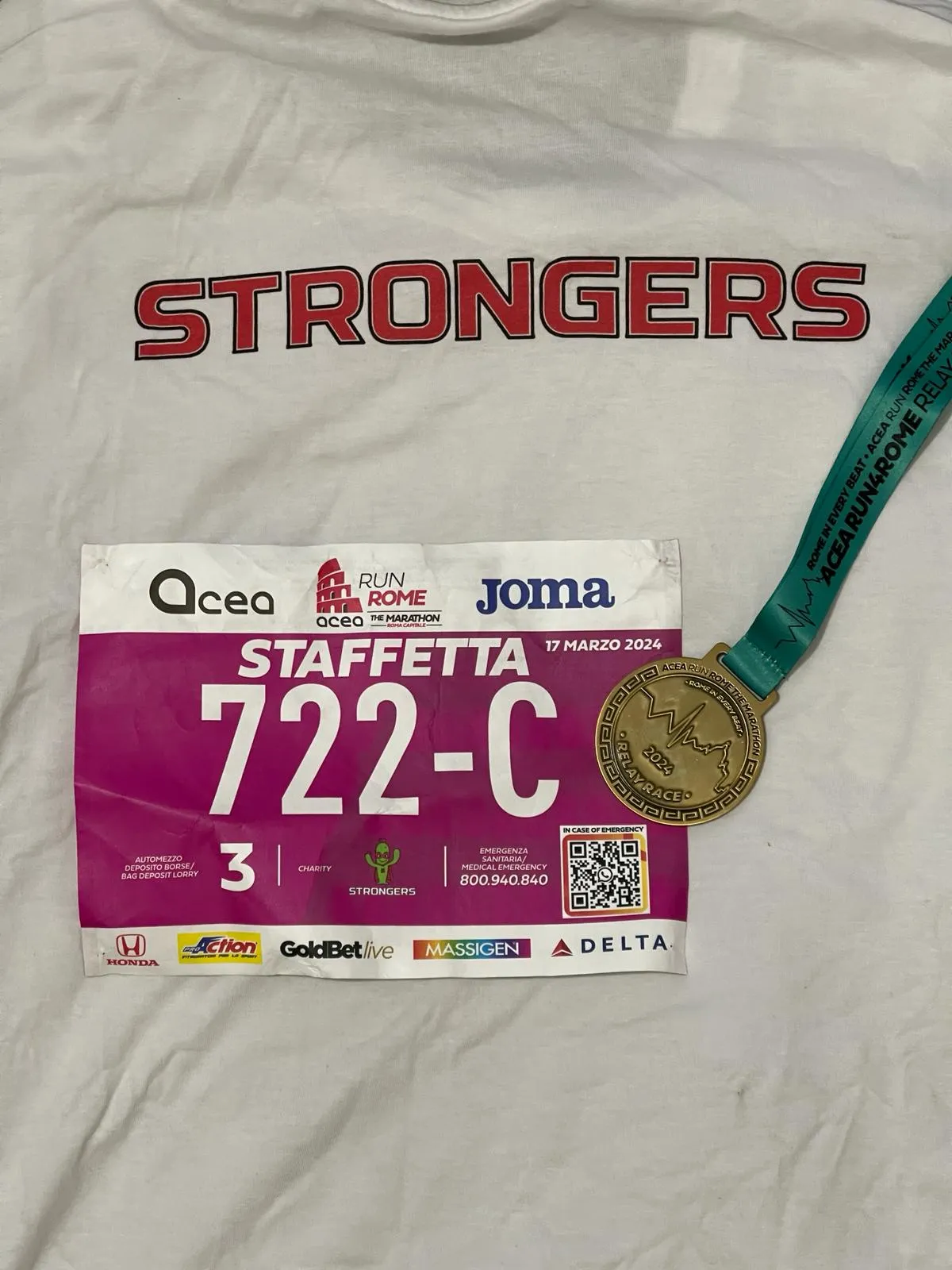 Pettorale della staffetta 722-C e medaglia sulla maglia Strongers