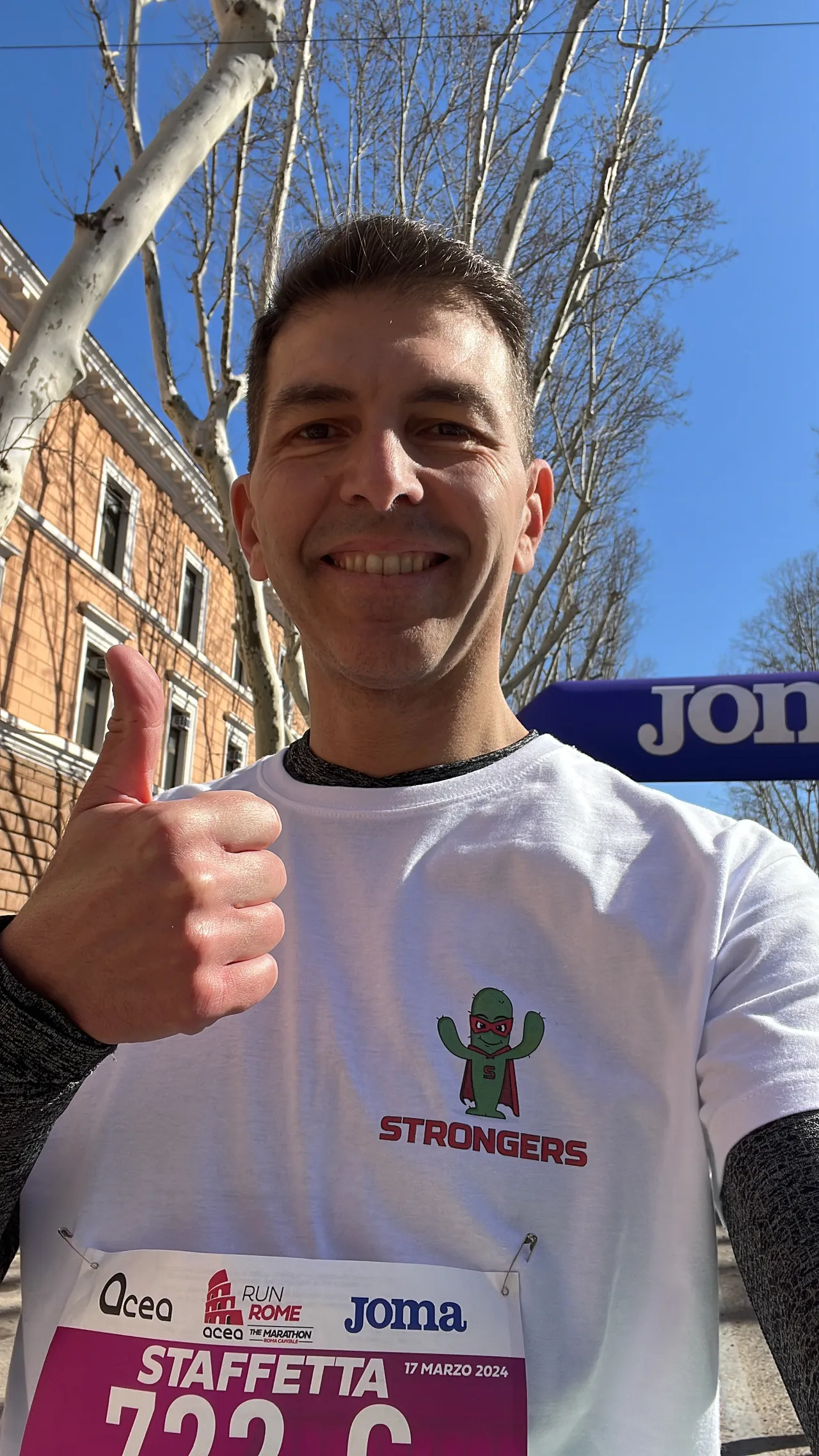 Staffettista Strongers con il pettorale 722-C sul percorso della Maratona di Roma 2024