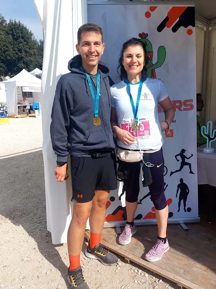 Due staffettisti Strongers con la medaglia allo stand