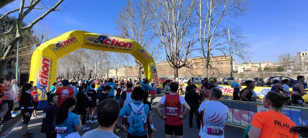 Zona cambio della staffetta, con i runner in attesa sotto l'arco