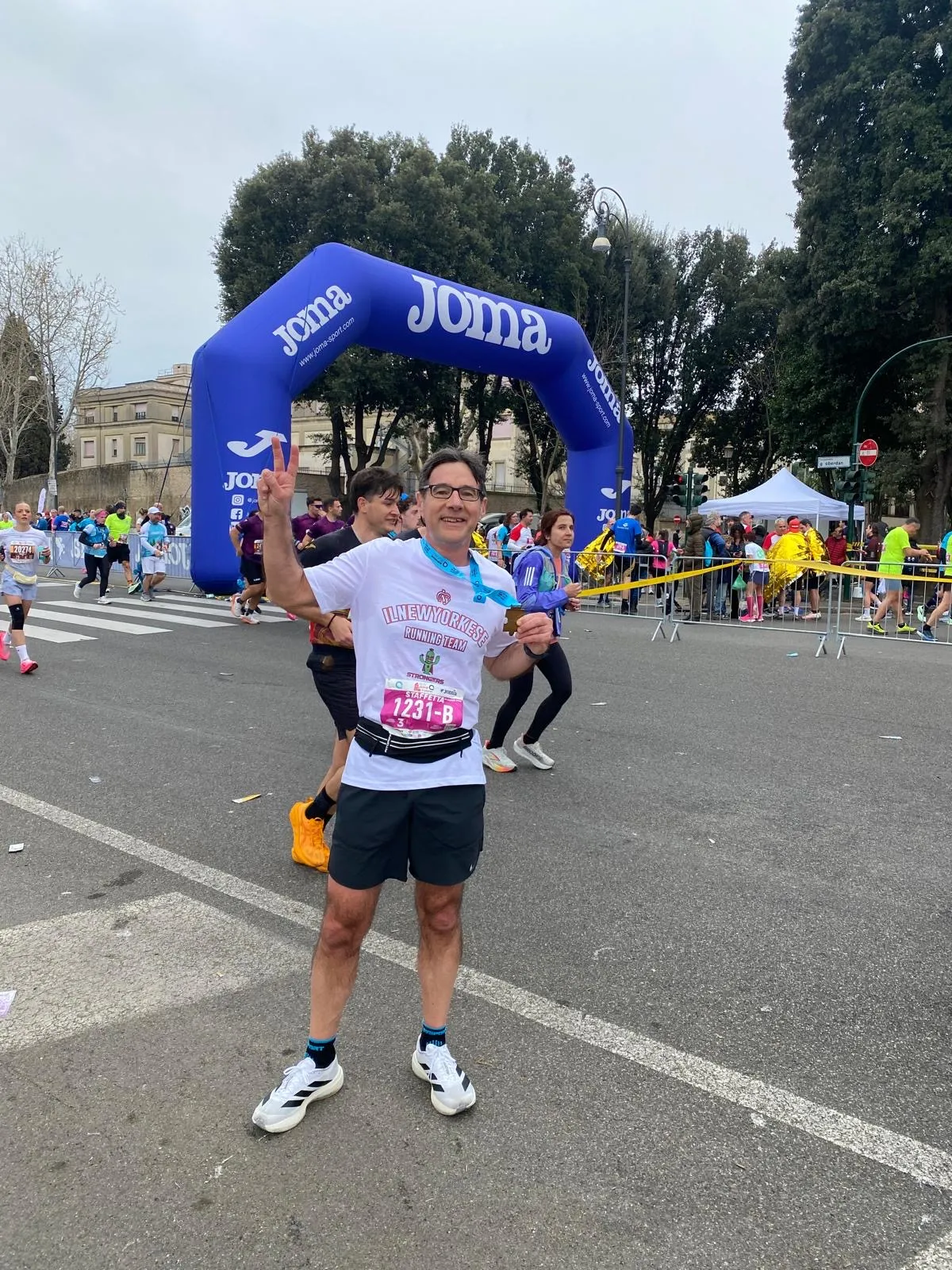 Andrea Belletti, del Newyorkese Strongers, con la medaglia dopo la sua frazione