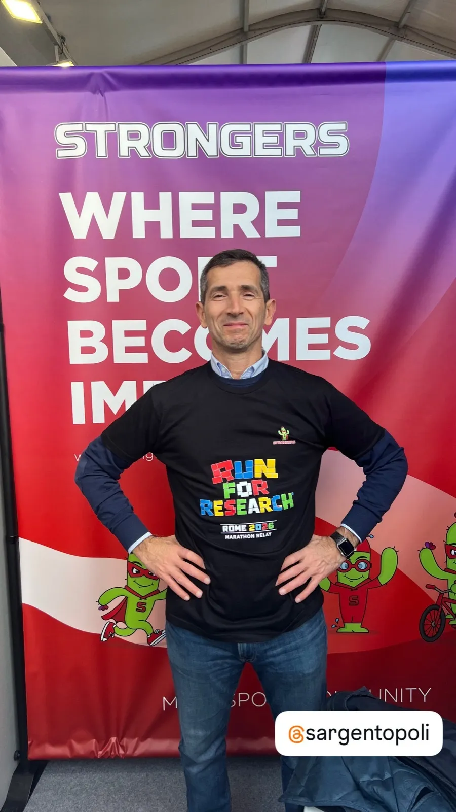 Allo stand Strongers con la maglia «Run for Research»
