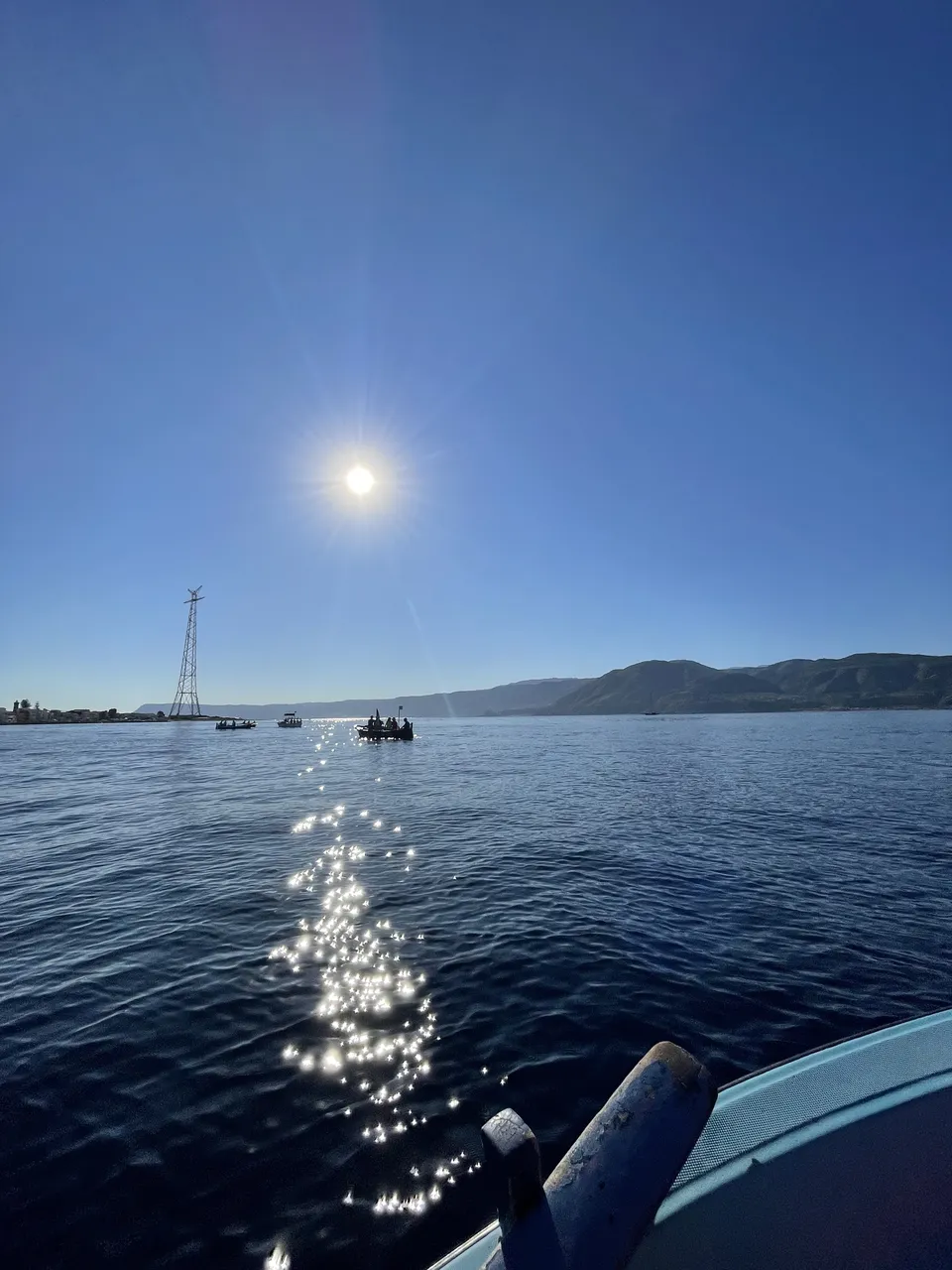 Alba sul pilone di Torre Faro vista dalla barca