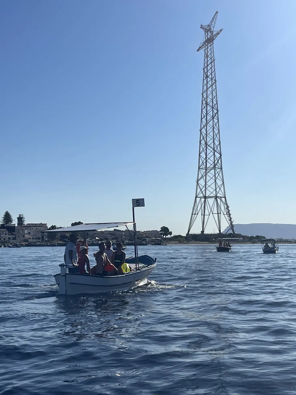 Le bateau d'assistance devant le pylône