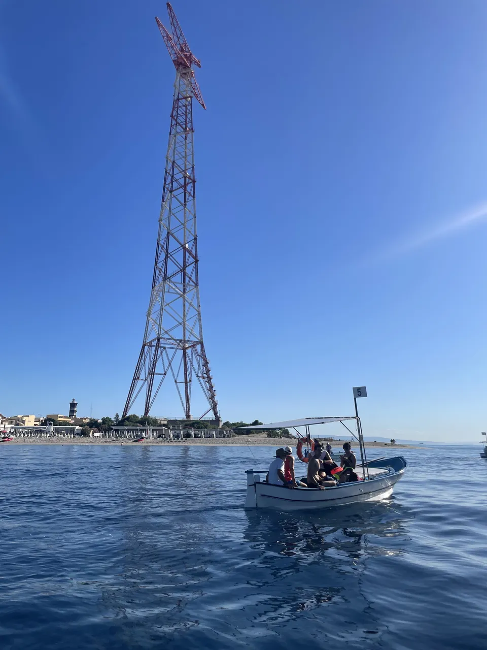 La barca d'appoggio davanti al pilone