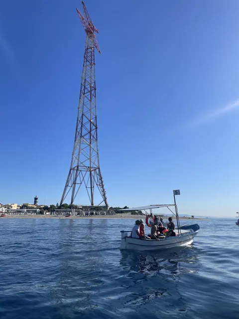 La barca d'appoggio davanti al pilone