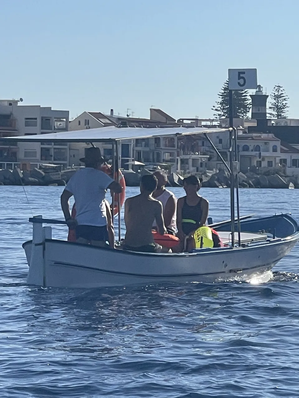 La barca d'appoggio davanti al pilone