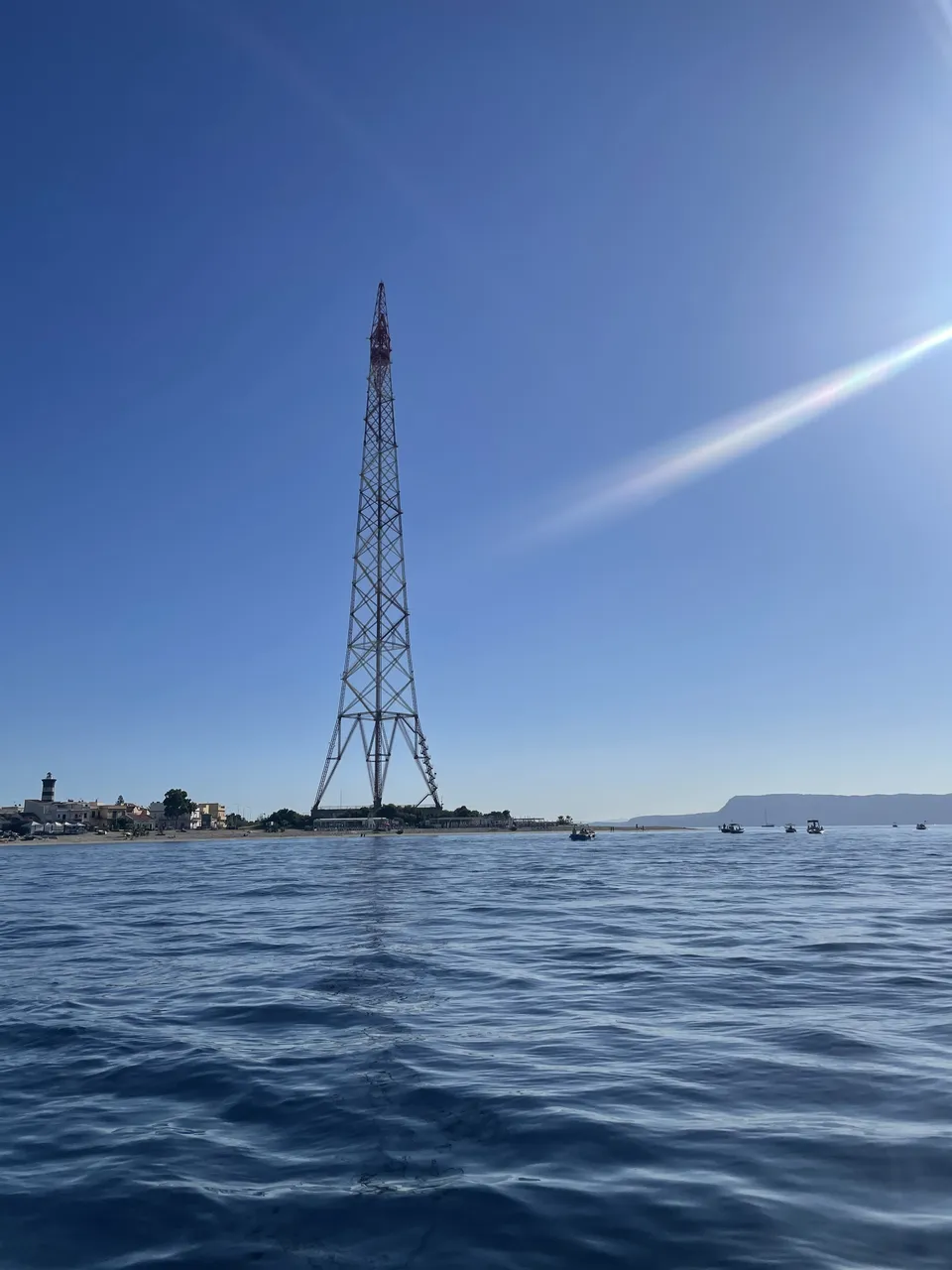 Alba sul pilone di Torre Faro vista dalla barca