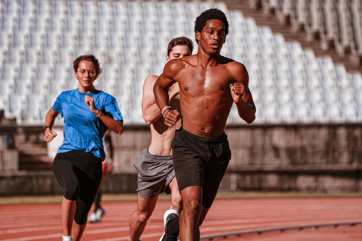 Atleta durante uno sforzo cardiorespiratorio intenso, simbolo del VO2max come biomarcatore chiave per la salute