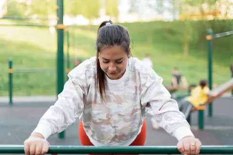 Persona che si allena all'aperto, simbolo del legame tra sport, benessere e prevenzione oncologica