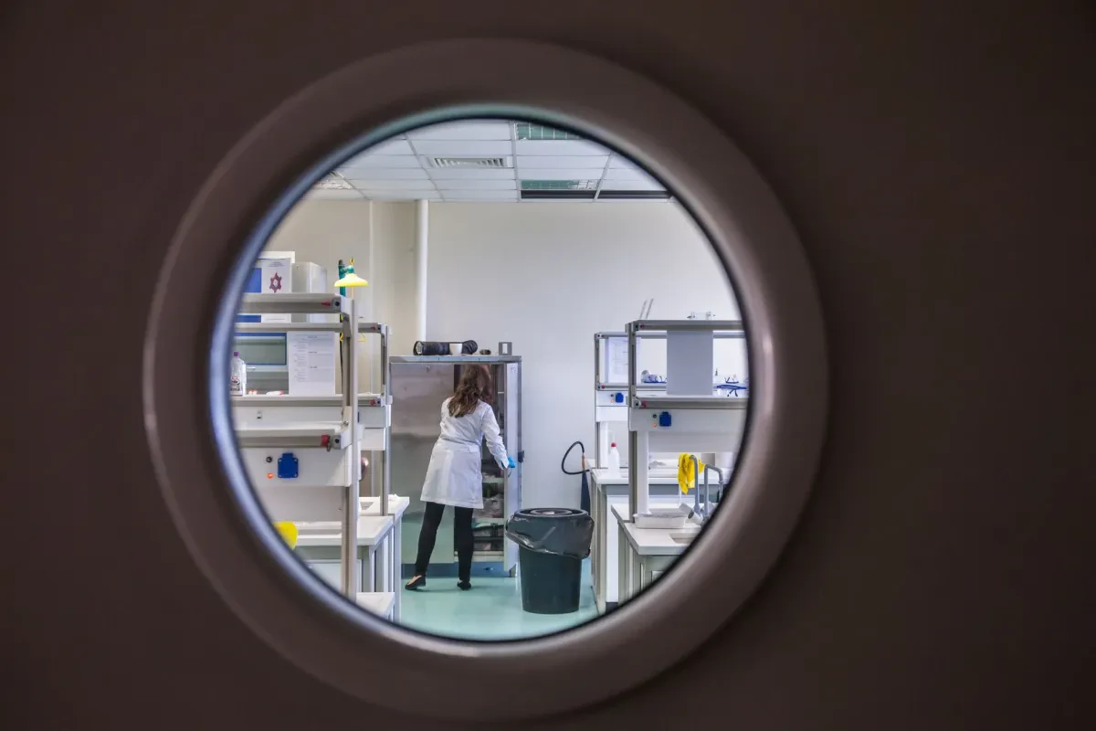 Ricercatrice al lavoro in un laboratorio di ricerca oncologica