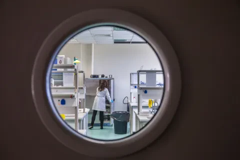 Ricercatrice al lavoro in un laboratorio di ricerca oncologica