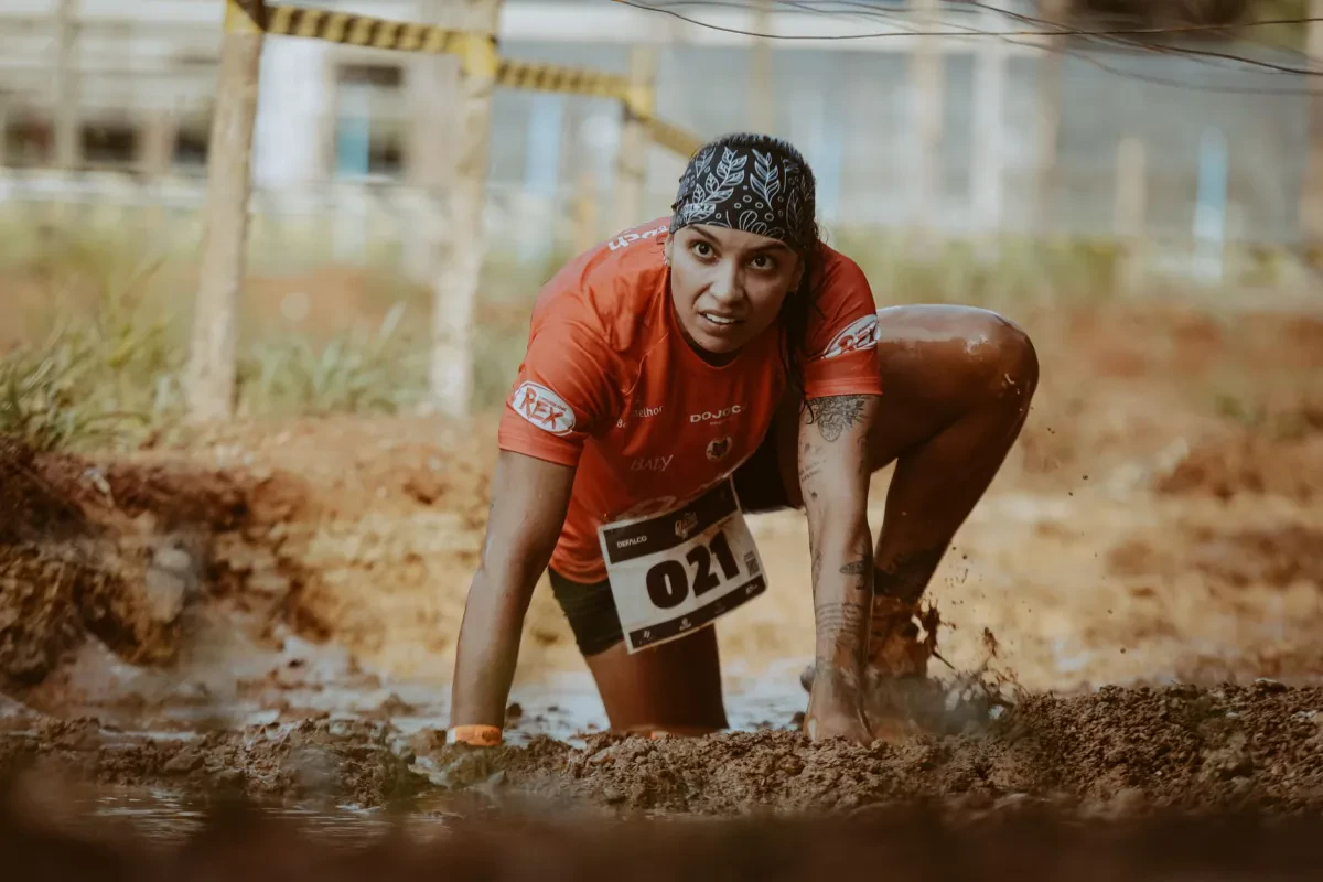 Atleta impegnato in una sfida sportiva estrema per raccogliere fondi a sostegno della ricerca oncologica
