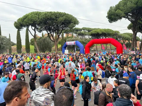 Runner della community Strongers alla Maratona di Roma, sport al servizio della ricerca