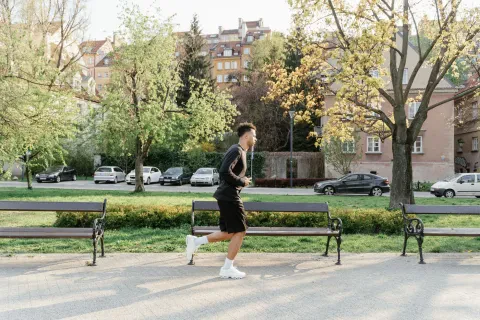 Persona che corre all'aperto, simbolo del legame tra esercizio fisico regolare e benefici nella prevenzione del cancro.