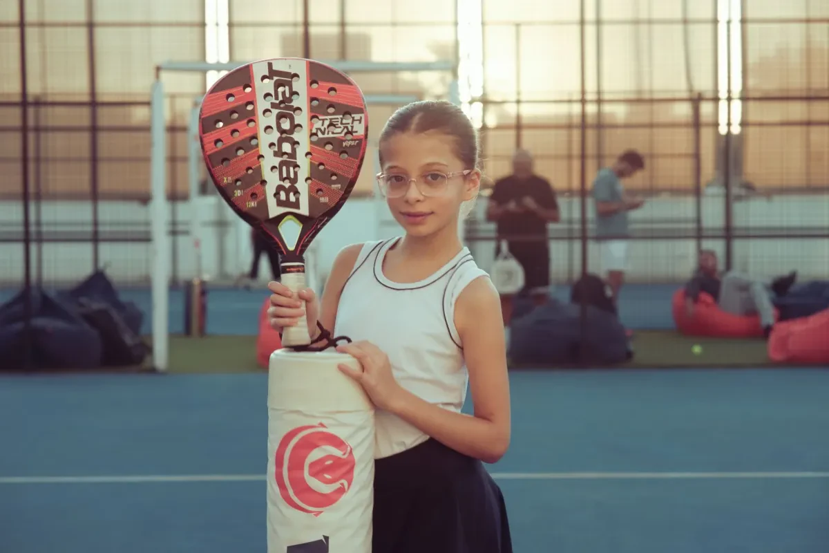 Giocatori di padel esultano a fine torneo, primo evento sportivo Strongers per la ricerca oncologica
